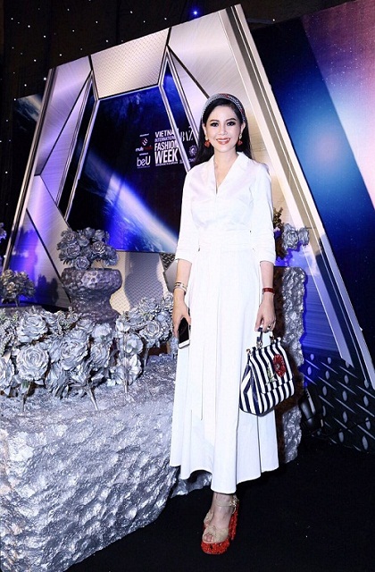 Diện nguyên cây đồ hiệu doanh nhân Thủy Tiên đẹp không tuổi