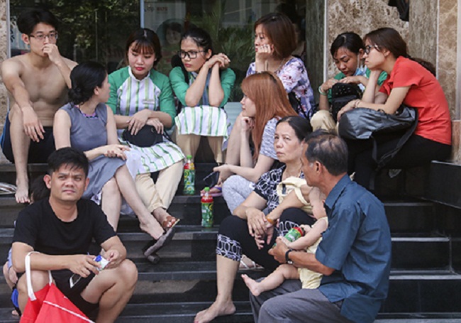 Hàng trăm người tháo chạy khỏi chung cư 26 tầng bốc cháy