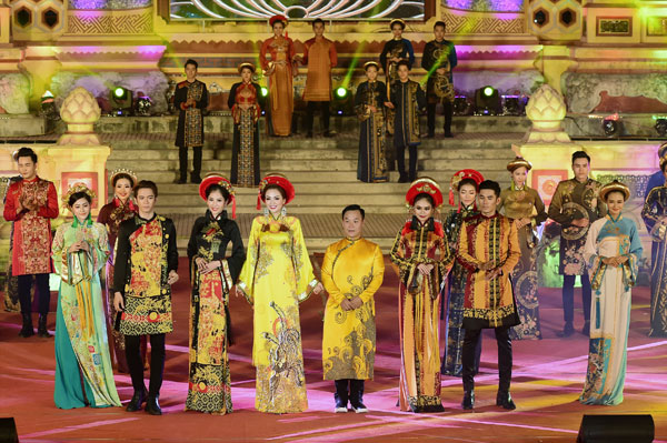 Có một Huế rêu phong trong BST của NTK Việt Hùng