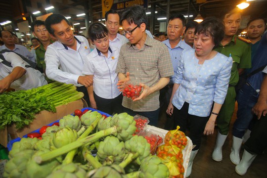 Phó Thủ tướng Vũ Đức Đam nửa đêm thị sát chợ đầu mối Bình Điền
