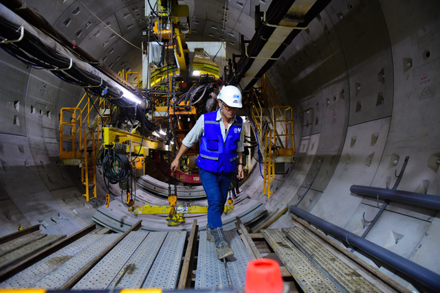 Cận cảnh đường hầm metro dưới lòng đất Sài Gòn - nơi không thể phân biệt ngày và đêm