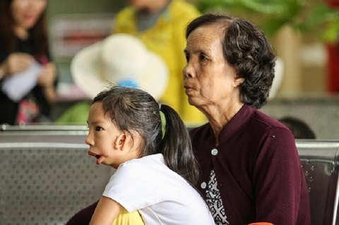 Cô bé 7 tuổi khiến các 'người đẹp nhân ái' không thể cầm lòng