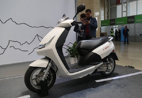 Tại sao VinFast bán xe máy điện trước ô tô?