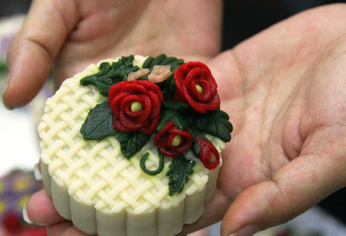 Bánh trung thu điêu khắc giá cao vẫn 'cháy' hàng