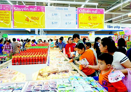 Chỉ 2.200 đồng/chai nước tinh khiết 500 ml, 6.100 đồng/chai tương ớt tại Co.opmart/Co.opxtra