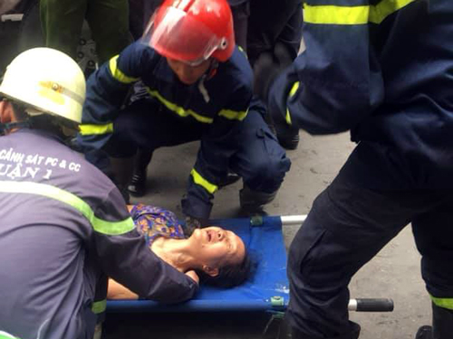 Cảnh sát cứu hai người khỏi đám cháy ở phố Tây Sài Gòn