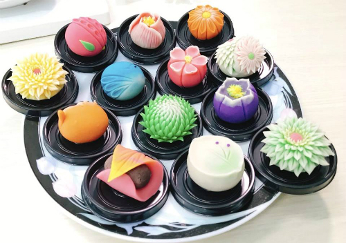 Bánh trung thu điêu khắc giá cao vẫn 'cháy' hàng