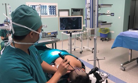 Cứu bé trai 11 tuổi mang khối u não 