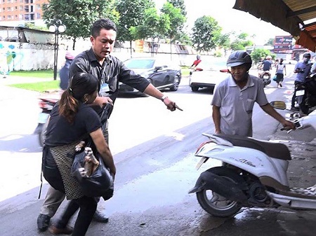 Náo loạn rượt đuổi người bán thịt chó giữa phố Sài Thành