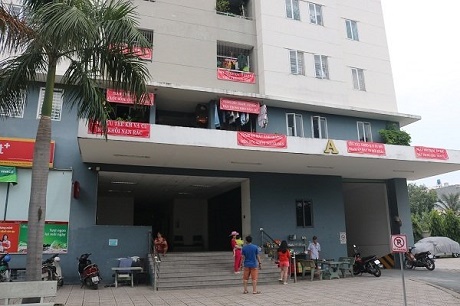 Sợ mùi rác tấn công, dân Sài Gòn căng băng rôn phản đối