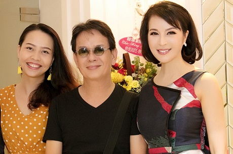 Nhạc sĩ Đức Huy hạnh phúc bên vợ trẻ kém 44 tuổi