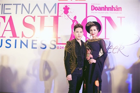 Ca sĩ Nguyên Vũ trao bằng khen Doanh Nhân Văn Hoá cho hoa hậu Vũ Loan