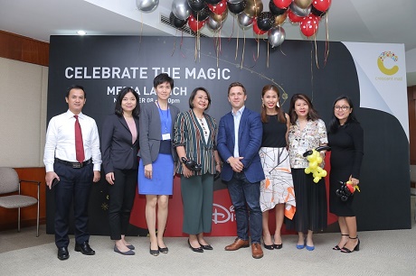 Chào đón chú Chuột Mickey và cô nàng Minnie lần đầu tiên tại Việt Nam ở Crescent Mall