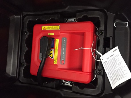 Nhiều người tò mò đến xem, đặt mua xe máy điện của Vinfast