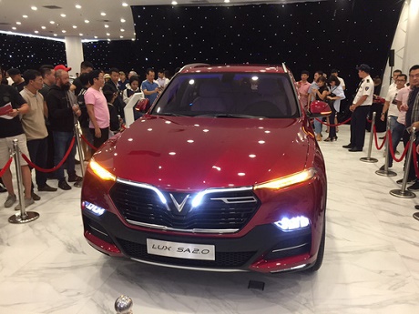 Chen nhau xem ôtô VinFast ra mắt tại TP HCM