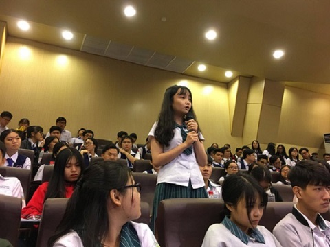 Làm người mẫu ảnh có cần bằng ĐH không?