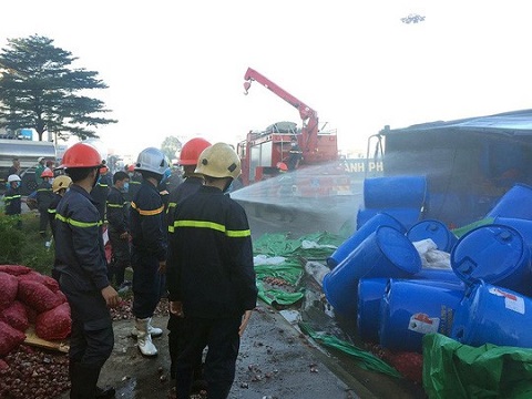 Lật xe, 34 tấn axit chảy tràn ra đường, khói mù mịt