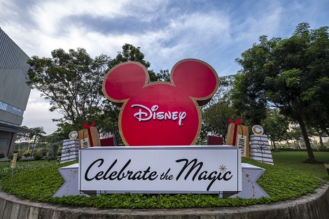 Gặp gỡ và selfie cùng Mickey và Minnie tại Crescent Mall