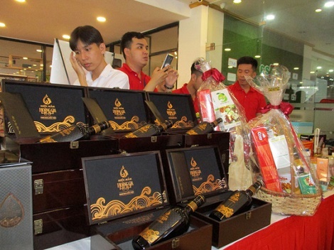 Tôm khô, nước mắm vào giỏ quà Tết giá bạc triệu