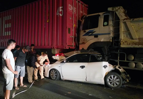 Ôtô bẹp dúm trong tai nạn liên hoàn ở cầu Phú Mỹ