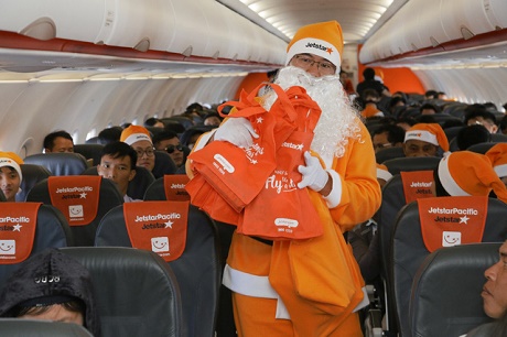 Ngỏ ý nhờ hãng hàng không tặng quà, cả gia đình bất ngờ có cả chuyến bay Noel đáng nhớ