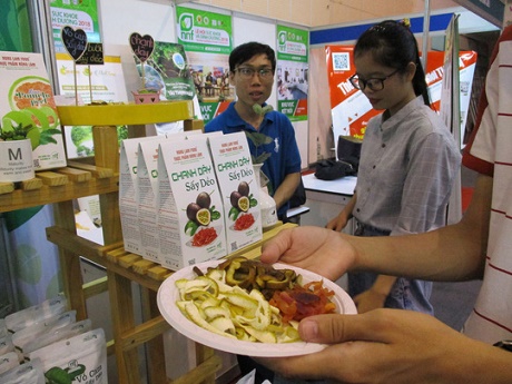 Thị trường Tết bắt đầu sôi động