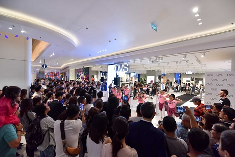 Hà Tăng rạng rỡ xuất hiện cùng chồng trong sự kiện khai trương cửa hàng OVS đầu tiên tại Việt Nam