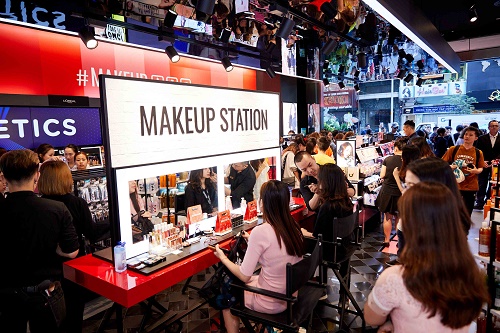 Hàng trăm bạn trẻ đến cực sớm xếp hàng để mua sắm tại Watsons trong ngày mở bán đầu tiên