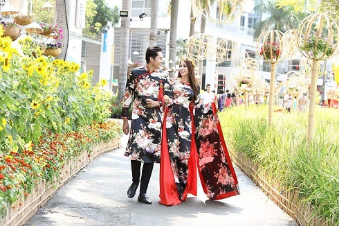 Em gái Lý Hùng tình tứ bên trai lạ