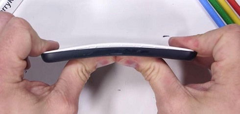 Thử thách độ bền Nokia 1 với dao, lửa và bẻ cong