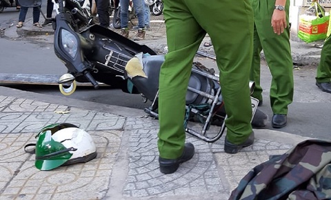 Đang đi đường, nam thanh niên bị thanh ván từ cao ốc rơi trúng đầu, ngã gục