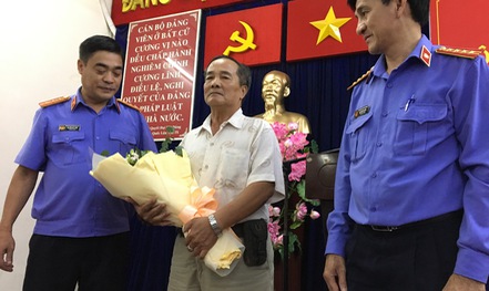 Cụ ông không nhận lời 