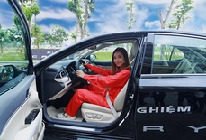 Toyota Camry 2019 vừa ra mắt, đại lý đã tung chiêu