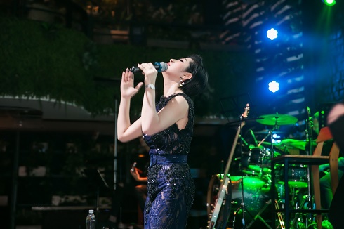 Nguyễn Hồng Nhung đưa 