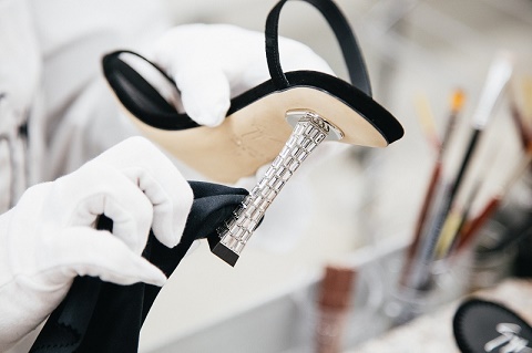 Farrah Sandals – Tác phẩm cao gót đầy kiêu hãnh với 166 viên pha lê lộng lẫy