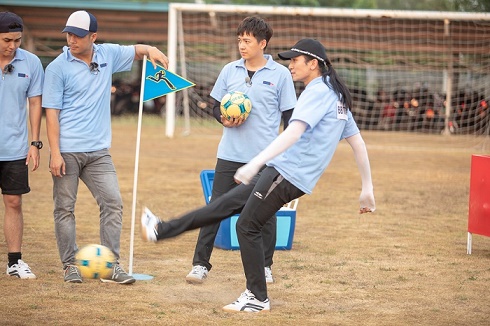 Phấn khích với những quả bóng tròn, dàn cast Chạy Đi Chờ Chi đều là cầu thủ “xịn”?