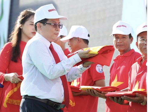 Bắt đầu trao một triệu lá cờ Tổ quốc giúp ngư dân dân bám biển