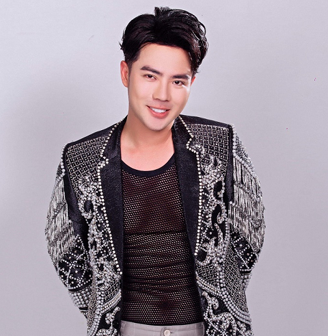 Lưu Việt Hùng tạo trend mới khi phá cách áo lưới kết hợp cùng veston Coco & Papa