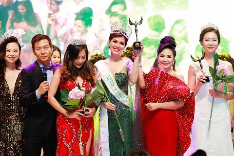 Cựu người mẫu Oanh Yến đăng quang Queen of Beauty World 2019