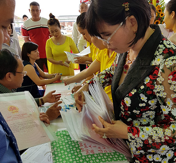 Công ty Phú Hồng Thịnh bàn giao giấy chứng nhận quyền sử dụng đất dự án Phú Gia Huy cho khách hàng