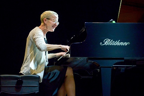 Âm thanh từ cây dương cầm Blüthner lúc mạnh mẽ như thác đổ, lúc trầm ngâm đến vô cùng