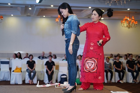 Ngày càng nhiều trẻ em bị vẹo, lệch, gù cột sống do Bố Mẹ chủ quan