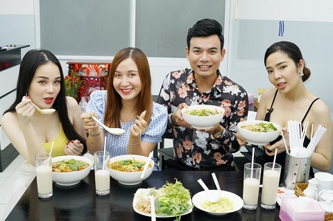 MC Hữu Tài dẫn các em gái đi ăn bún bò Bolsa ở Quận 5 và cái kết