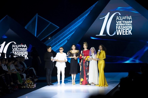 Doanh nhân Thuỷ Tiên nhân giải Best Dressed BAZAAR