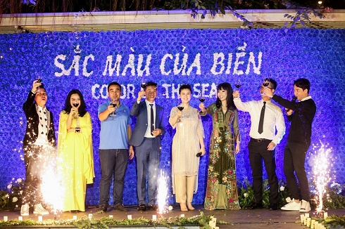 Kim Thư thân mật song ca cùng Trấn Thành trong đêm tiệc “Sắc màu của biển”