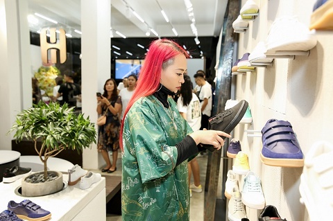 Với mái tóc undercut hồng, Kimmese thu hút sự chú ý ngay khi xuất hiện