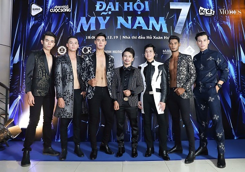 Dàn mỹ nam gây sốt với BST ‘Honey’ của NTK Minh Hùng