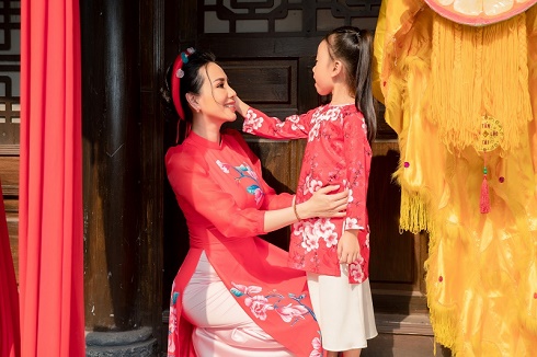 Mẹ con hoa hậu Châu Ngọc Bích diện áo dài xuống phố những ngày đầu năm
