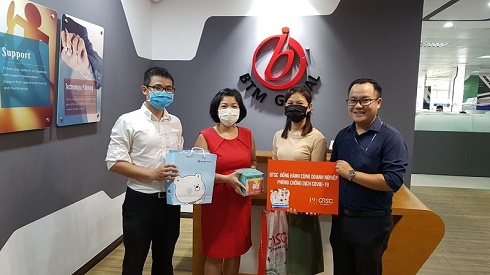 Công viên phần mềm Quang Trung tặng 2500 chai nước rửa tay phòng dịch Covid 19