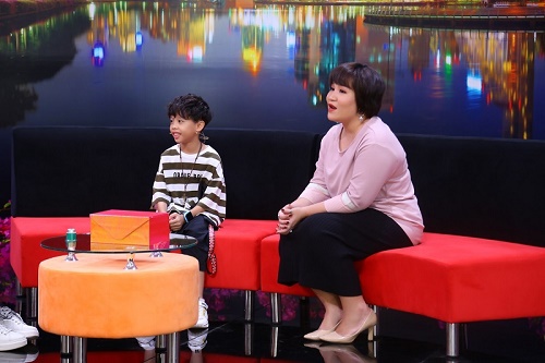 Cậu bé 8 tuổi chạnh lòng khi mẹ sinh thêm em, không được đọc truyện cùng mẹ mỗi tối